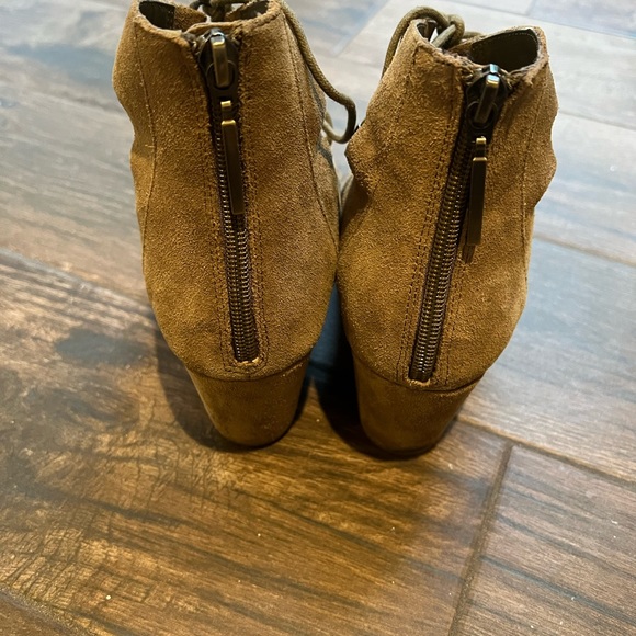 dolce vita lace up booties in excellent used condition. Size 9.5 - Picture 4 of 7